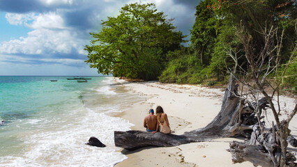 hombre playa con paisaje isla