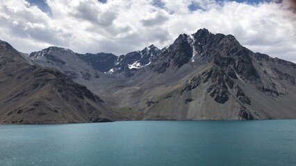 Obraz premium Montañas y Embalse del Yeso