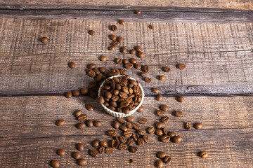 grani di caffè su tavolo di legno