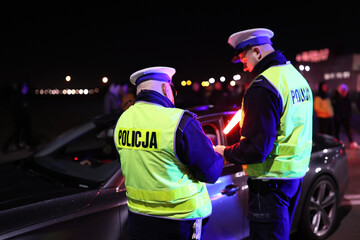 Nocna akcja policji w związku z kontrolą podejrzanych samochodów. - obrazy, fototapety, plakaty
