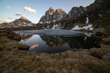 il monviso al tramonto si riflette nelle placide acque del lago superiore di viso