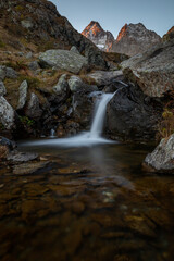 cascate d'acqua sotto la magica vetta del monviso, il rw di pietra, all'alba