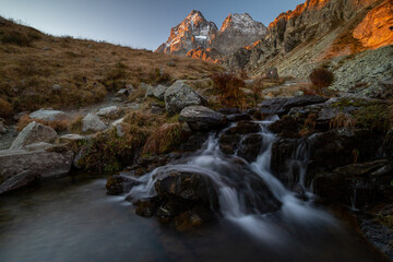 monviso all'alba che domina il po appena nato