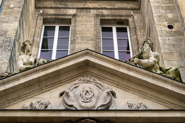 Obraz premium Statues on Place Saint Projet, Bordeaux, Aquitaine, France