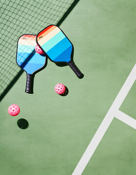 Pickleball-paddles-with-pink-balls
