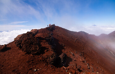 Personas entre las Nubes desde la cumbre del volcán Lonquimay, region de la Araucanía, Chile