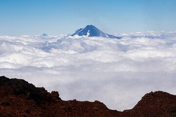 Vista del volcán Llaima entre las Nubes desde la cumbre del volcán Lonquimay, region de la Araucanía, Chile