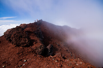 Vista de montañistas entre las Nubes desde la cumbre del volcán Lonquimay, region de la Araucanía, Chile
