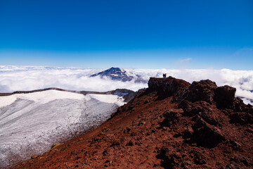 Hermosa Vista del volcán Tolhuaca entre las Nubes desde la cumbre del volcán Lonquimay, region de la Araucanía, Chile
