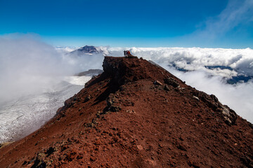 fotografia de montaña con Vista del volcán Tolhuaca entre las Nubes desde la cumbre del volcán Lonquimay, region de la Araucanía, Chile