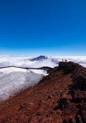 Vista panoramica del volcán Tolhuaca y montañistas entre las Nubes desde la cumbre del volcán Lonquimay, region de la Araucanía, Chile