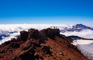 Vista del volcán Tolhuaca y montañistas entre las Nubes desde la cumbre del volcán Lonquimay, region de la Araucanía, Chile