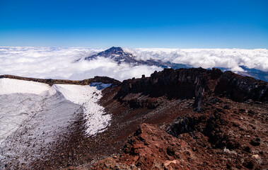 Vista del volcán Tolhuaca entre las Nubes desde la cumbre del volcán Lonquimay, region de la Araucanía, Chile