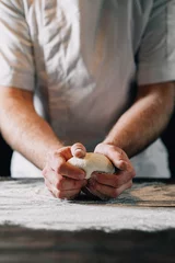 Fototapete Bäckerei Man kneading pizza dough