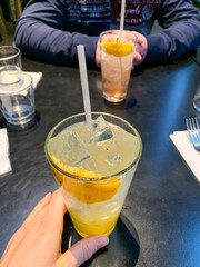 deux verres avec cocktails citrons glacés 