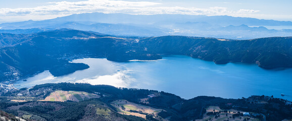 日本　神奈川県足柄下郡箱根町の駒ヶ岳の山頂広場から眺める芦ノ湖と駿河湾 © pespiero
