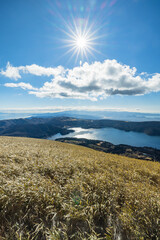日本　神奈川県足柄下郡箱根町の駒ヶ岳の山頂広場から眺める芦ノ湖と駿河湾