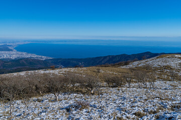 日本　神奈川県足柄下郡箱根町の駒ヶ岳の山頂から眺める相模湾と小田原の街並み