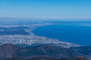 日本　神奈川県足柄下郡箱根町の駒ヶ岳の山頂から眺める相模湾と小田原の街並み