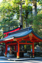 日本　神奈川県足柄下郡箱根町の芦ノ湖湖畔にある箱根神社の手水舎と第四鳥居