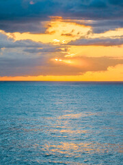 Obraz premium Ocean sunrise with clouds hiding the sun