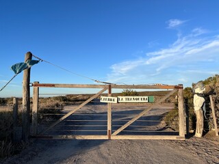 Tranquera de un campo en la Patagonia Argentina