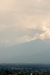 Paisaje de los cerros de Salta en un día nublado
