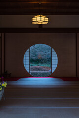 日本　神奈川県鎌倉市のあじさい寺で知られている明月院の方丈の悟りの窓から見える後庭園