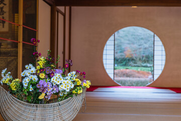 日本　神奈川県鎌倉市のあじさい寺で知られている明月院の方丈の悟りの窓から見える後庭園