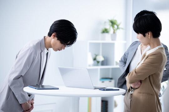 失敗して謝る社会人　新卒や新入社員