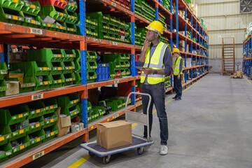 Obraz premium Store clerks inspect products, warehouses, industrial and logistics supply chains. 