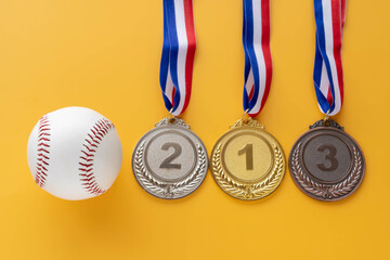 野球の硬式ボールと金メダル（1位）、銀メダル（２位）、銅メダル（３位）