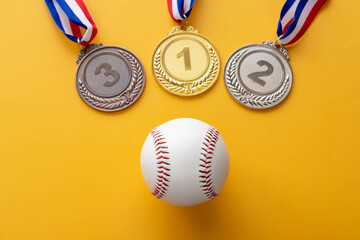 野球の硬式ボールと金メダル（1位）、銀メダル（２位）、銅メダル（３位）