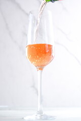 よく冷えたロゼのシャンパン（スパークリングワイン）をフルートグラスに注ぐ