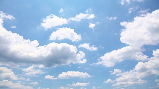 青空を流れる雲