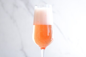 よく冷えたロゼのシャンパン（スパークリングワイン）