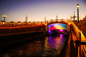 黄昏に浮かぶレインボーに照らされた橋