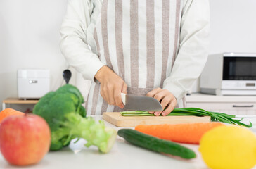 キッチンで料理をする40代の男性
