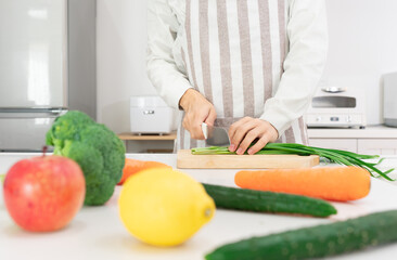 キッチンで料理をする40代の男性