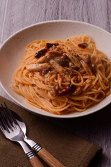 キノコのトマトソースパスタ