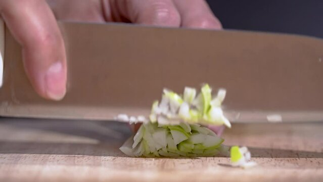 ネギを切る男性の手元