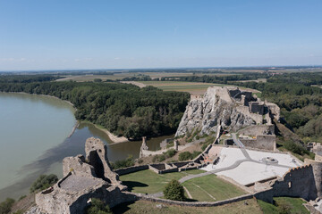 Burgruine Theben von oben fotografiert