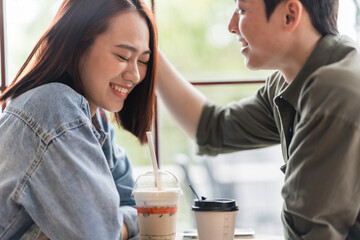Young Asian couple dating at coffee shop - obrazy, fototapety, plakaty