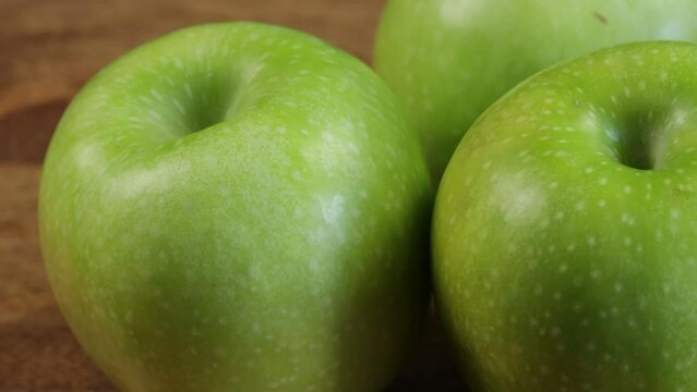 pommes granny smith, en gros plan, isol&eacute;s sur une table en bois