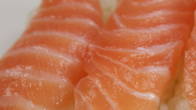 sushi au saumon en gros plan, isol&eacute; sur un fond blanc