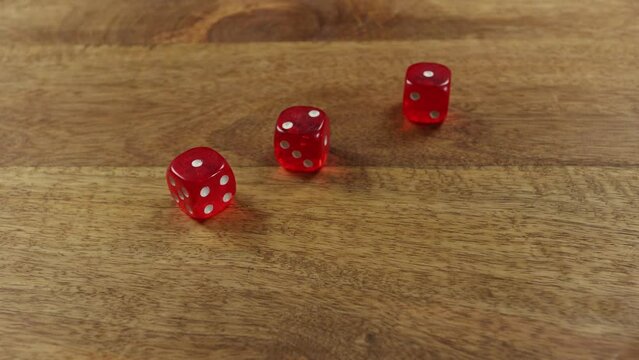 d&egrave;s &agrave; jouer jet&eacute;s sur une table en bois