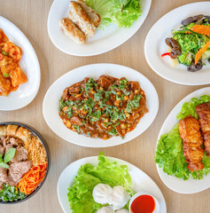Assortiment de plats asiatiques photographiés à la verticale boeuf thai nems brochettes bobun