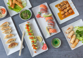 Assortiment de sushis makis brochettes photographiés à la verticale