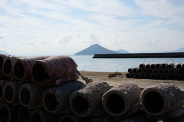 豊島の海辺の蛸壺タワー - obrazy, fototapety, plakaty
