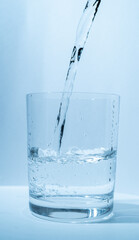 グラスに水を注ぐ